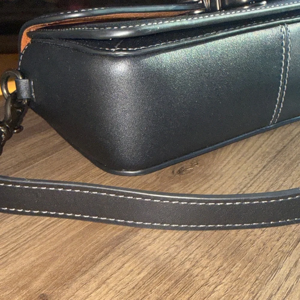 Authentic Coach Black leather shoulder bag BNWT suede interior with key to lock. - Picture 13 of 16